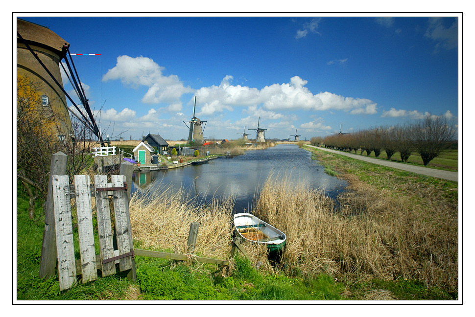 * Небо  тучки  домик  травка  канал  лодка  мельницаHolland  Kinderdijk