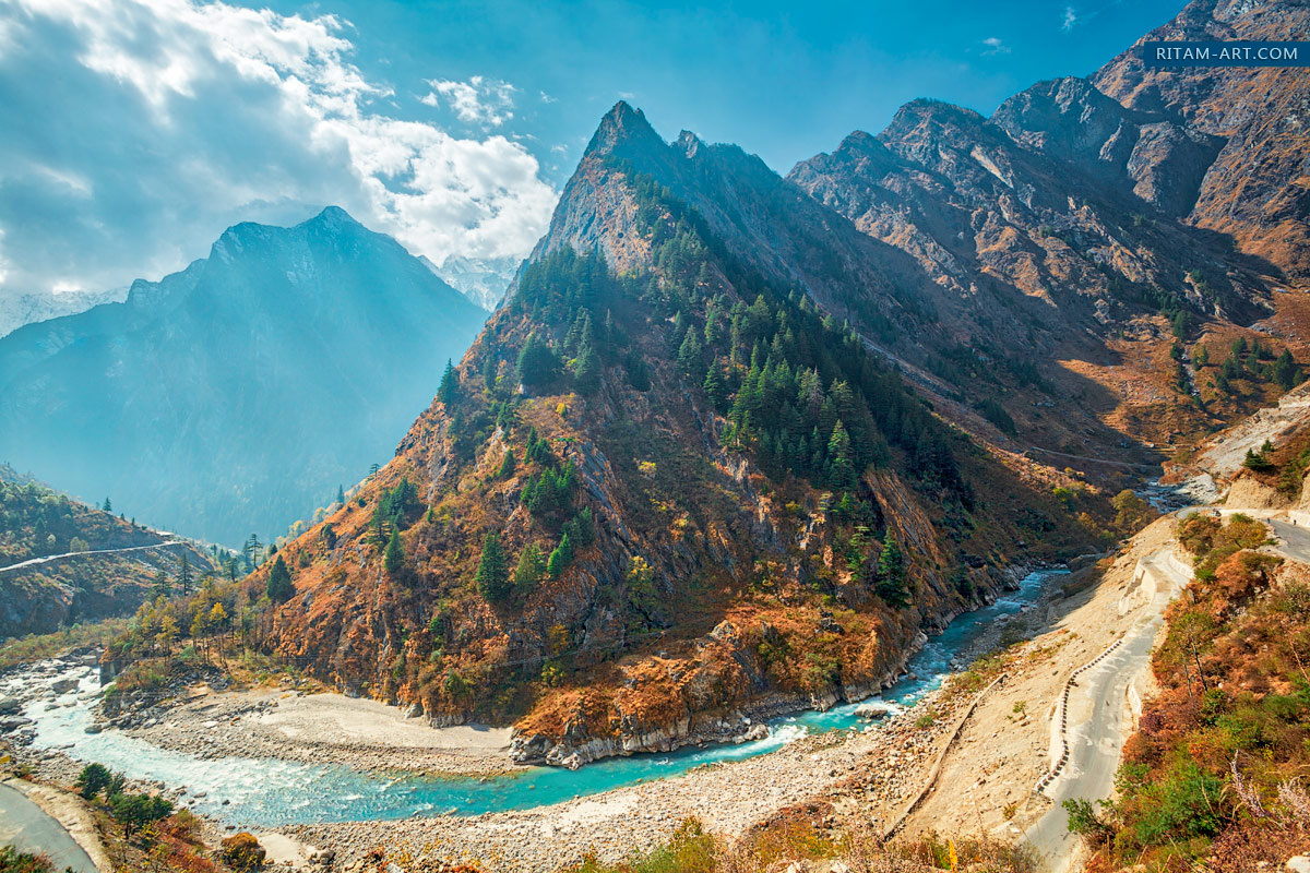 Сказочная страна. Гималаи / Fairyland. The Himalayas Гималаи Алакананда река Индия Уттаркханд Чамоли Гархвал гора пик вершина скала валун камень галька вода поток течение горы горный ущелье Вишну Кришна голубой синий бирюзовый прозрачный черный желтый зеленый серый коричневый природа пейзаж поэзия Ритам Мел