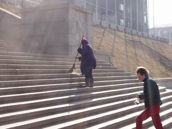 Есть женщины в русских селеньях дворник пыль свет