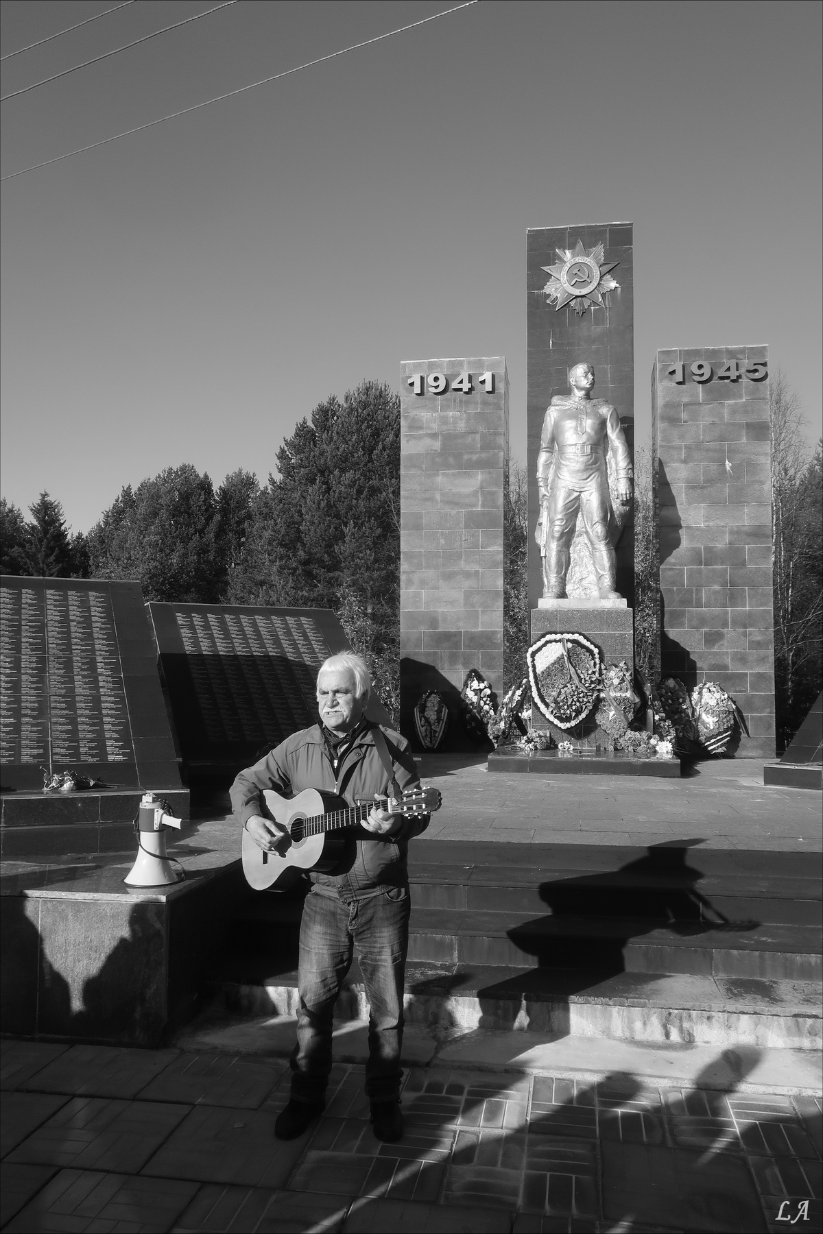 Пожалуйста, помните! фототренер Александр Мамакин Творческий Союз Снежный Лев Lihgra Advenyture фото Светланы Мамакиной Путешествие Фотосайт репортаж Мурманская область Кандалакша мемориал мужчина певец память