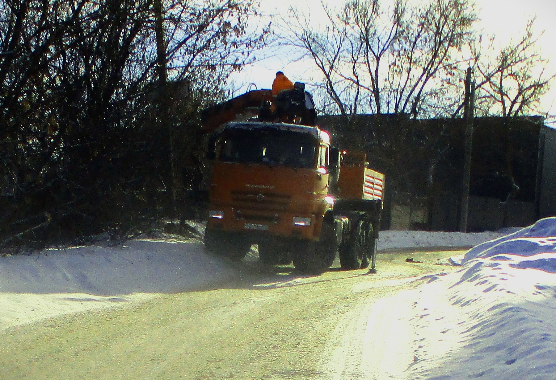 Воровайка КАМАЗ авто манипулятор улица город зима