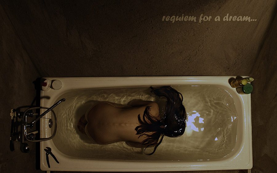 requiem for a dream ванна бетон девушка вода спина