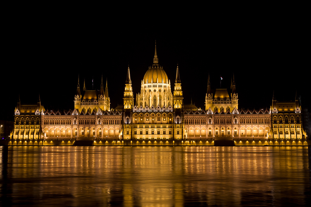 Золотом по чёрному Budapest Parlament Hungary