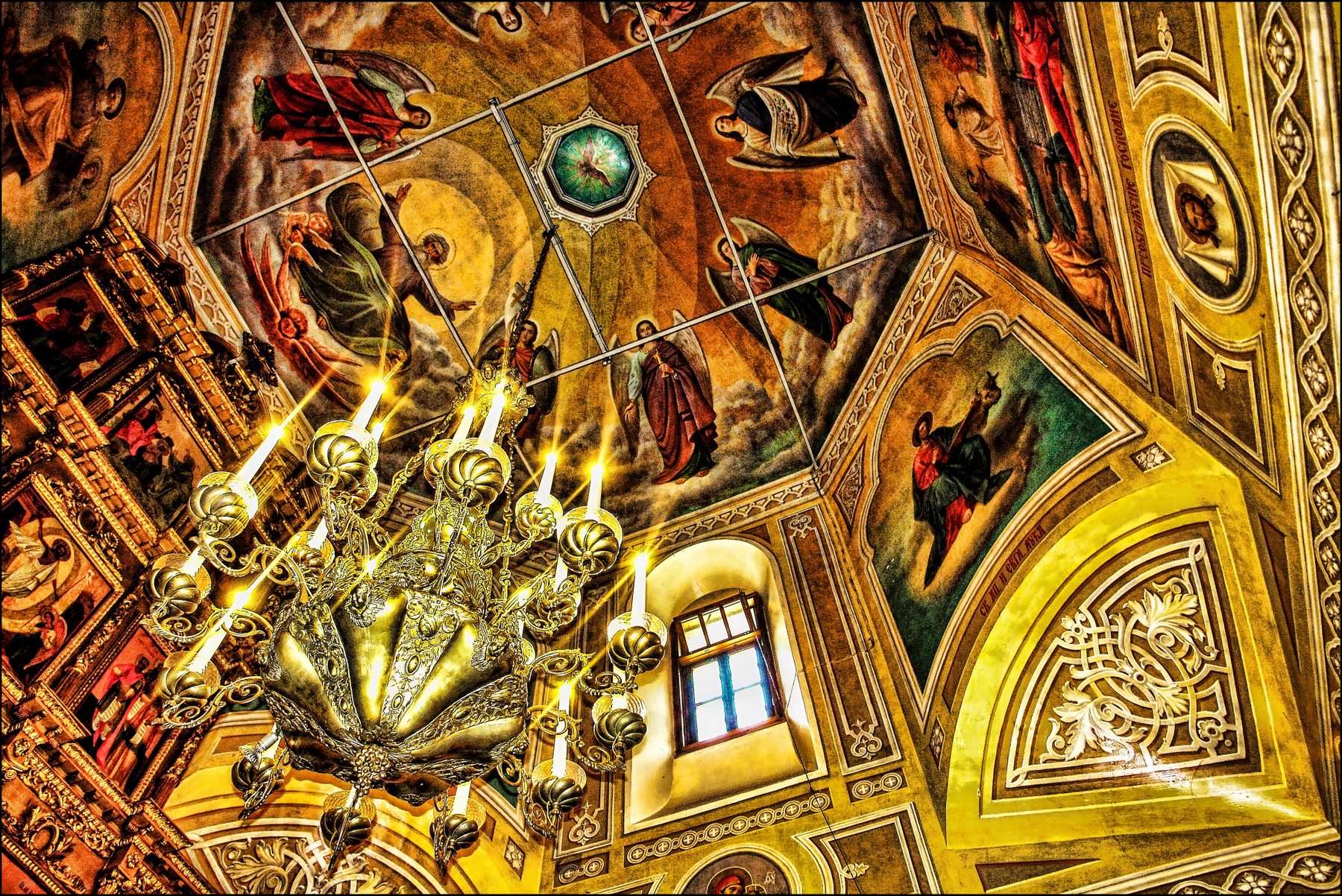 В храме Храм