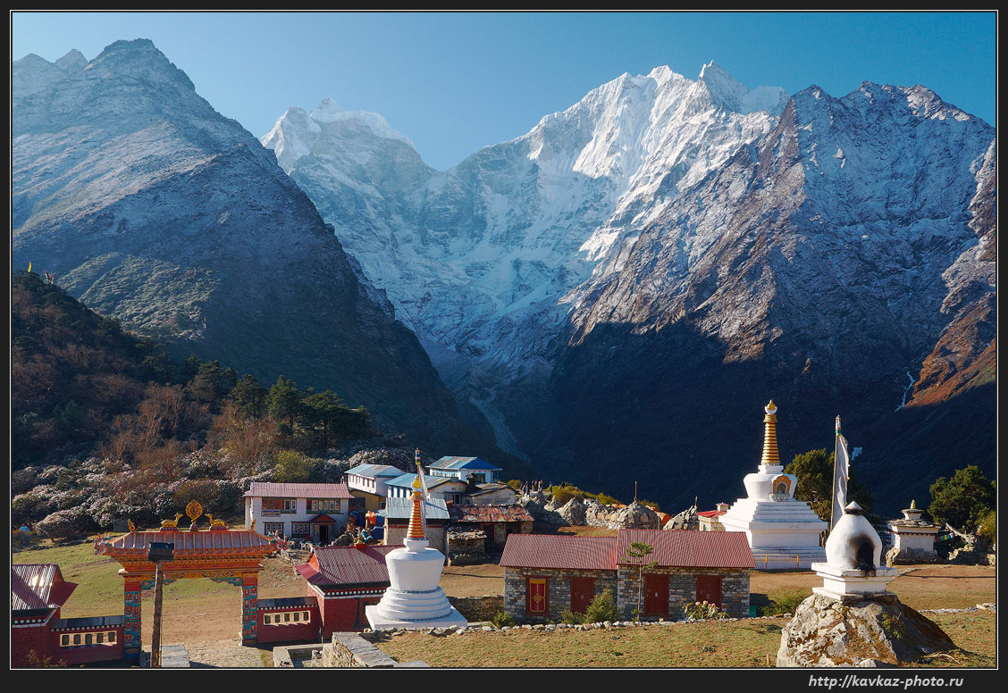 C монастырского крыльца Непал горы