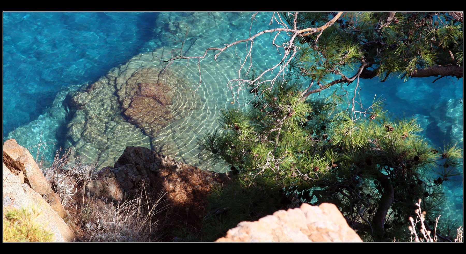 Круги на воде море скала