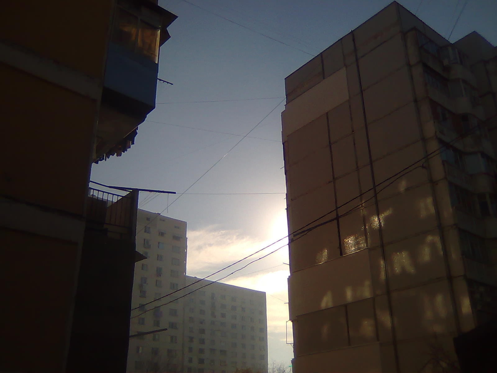 Немного солнца в тёмном городе. солнце город отражение дома