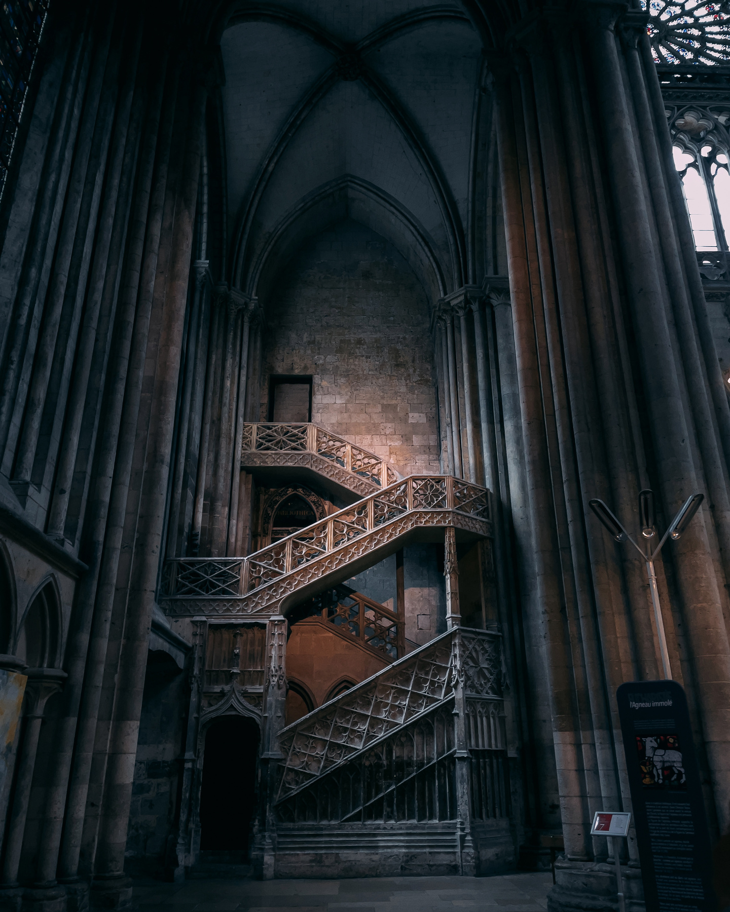 Paris cathedral Париж интерьер церковь храм религия купол Франция телефон мобильное фото iphone
