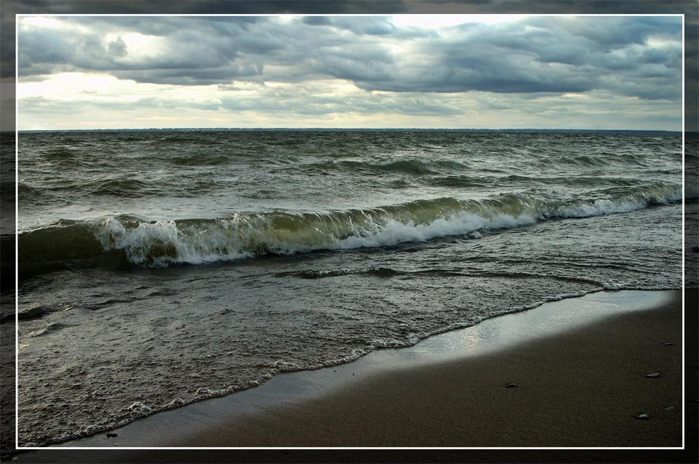 Хмурая вода море, прибой,пасмурно