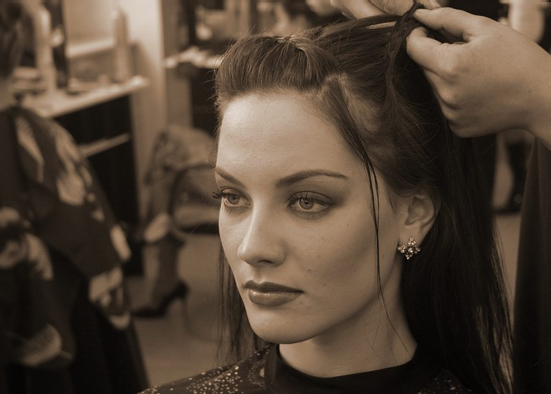 Смотрящая на свое отражение девушка