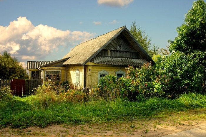 Маленький домик в деревне. деревня, домик, солнечно