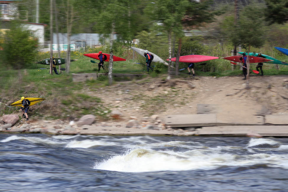 За белой водой каякер