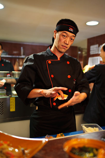 про Sushi повар японец делает суши