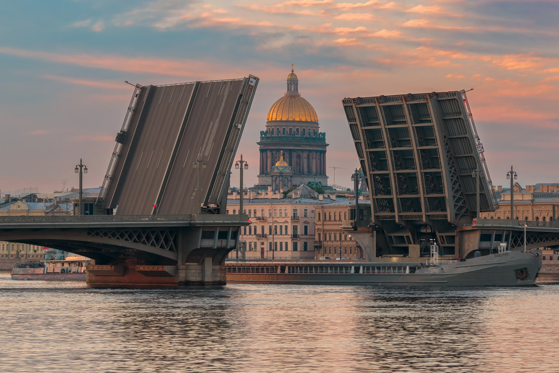 Как мы проходим сквозь мост Санкт-Петербург утро река отражение лето баржа мост собор