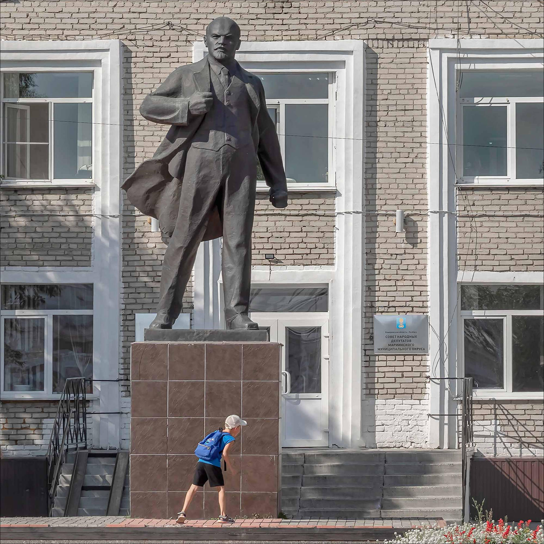 МОНУМЕНТ Ленин мальчик