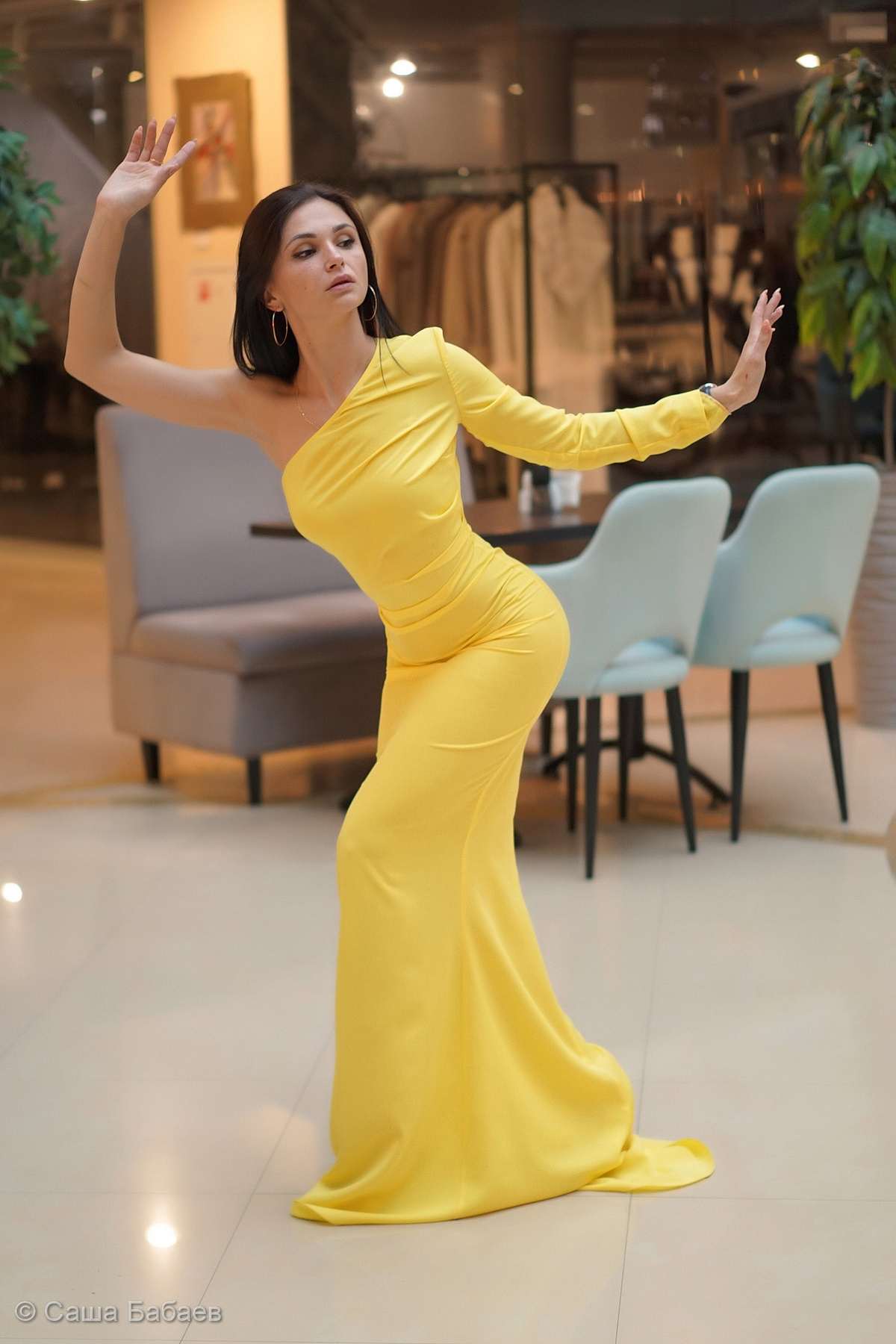 ***Я шла чрез толпу, никого не касаясь,  Смотрела, чтоб кто-то меня не задел. 