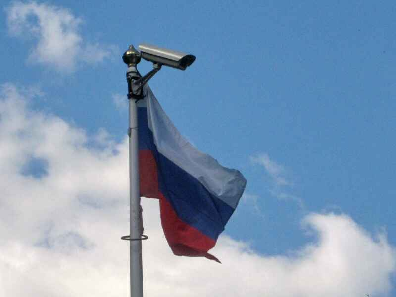 Недремлящее око Россиии флагшток, флаг, телекамера