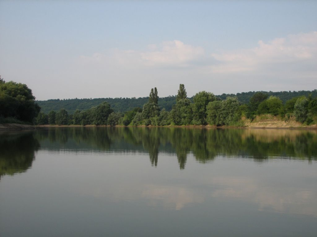 у озера 