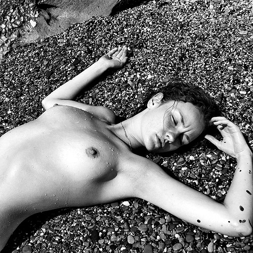2 Nude
