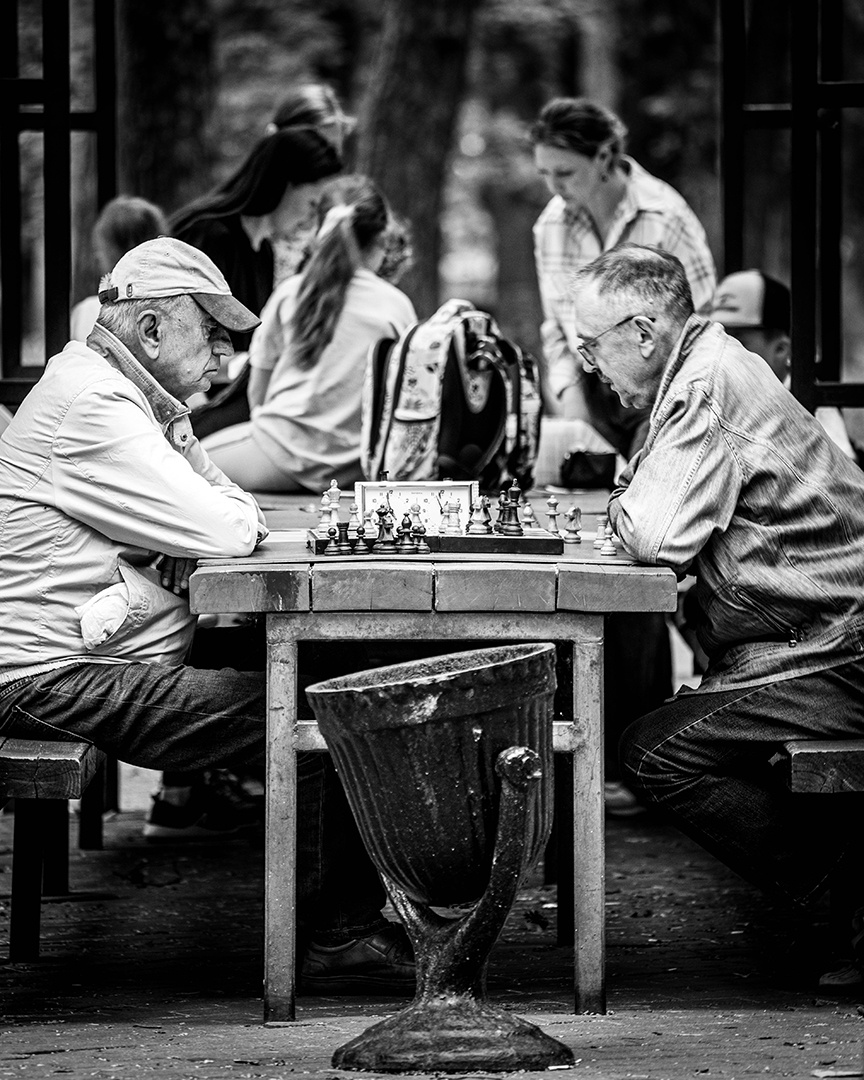 *** шахматы шахматисты игра доска фигуры сосредоточенность внимание стратегия тактика интеллектуальное состязание