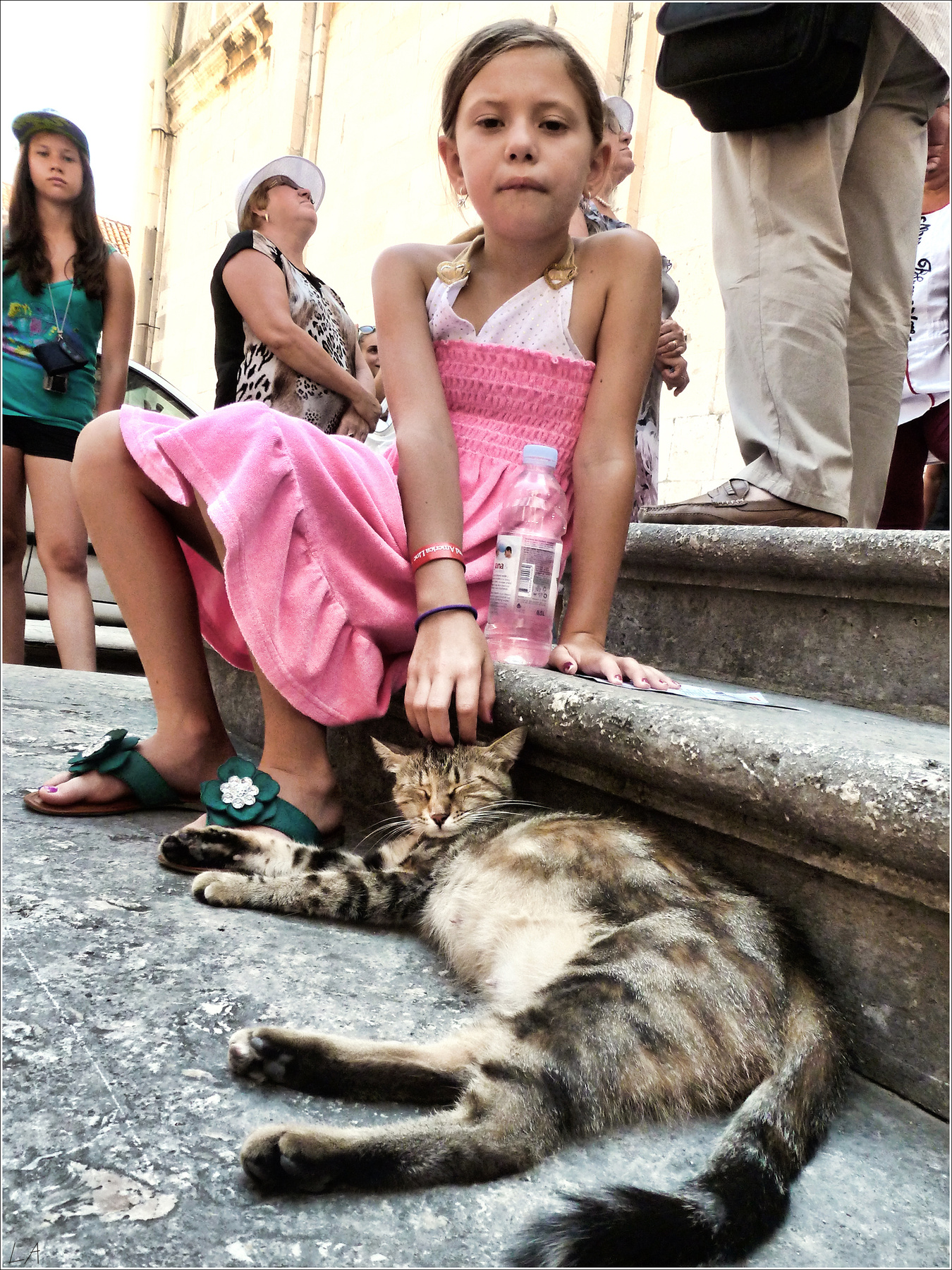 *Маленькая кошатница* фотография путешествие Черногория.город Будва кошка девочка жанр детство животные Фото.Сайт Светлана Мамакина Lihgra Adventure