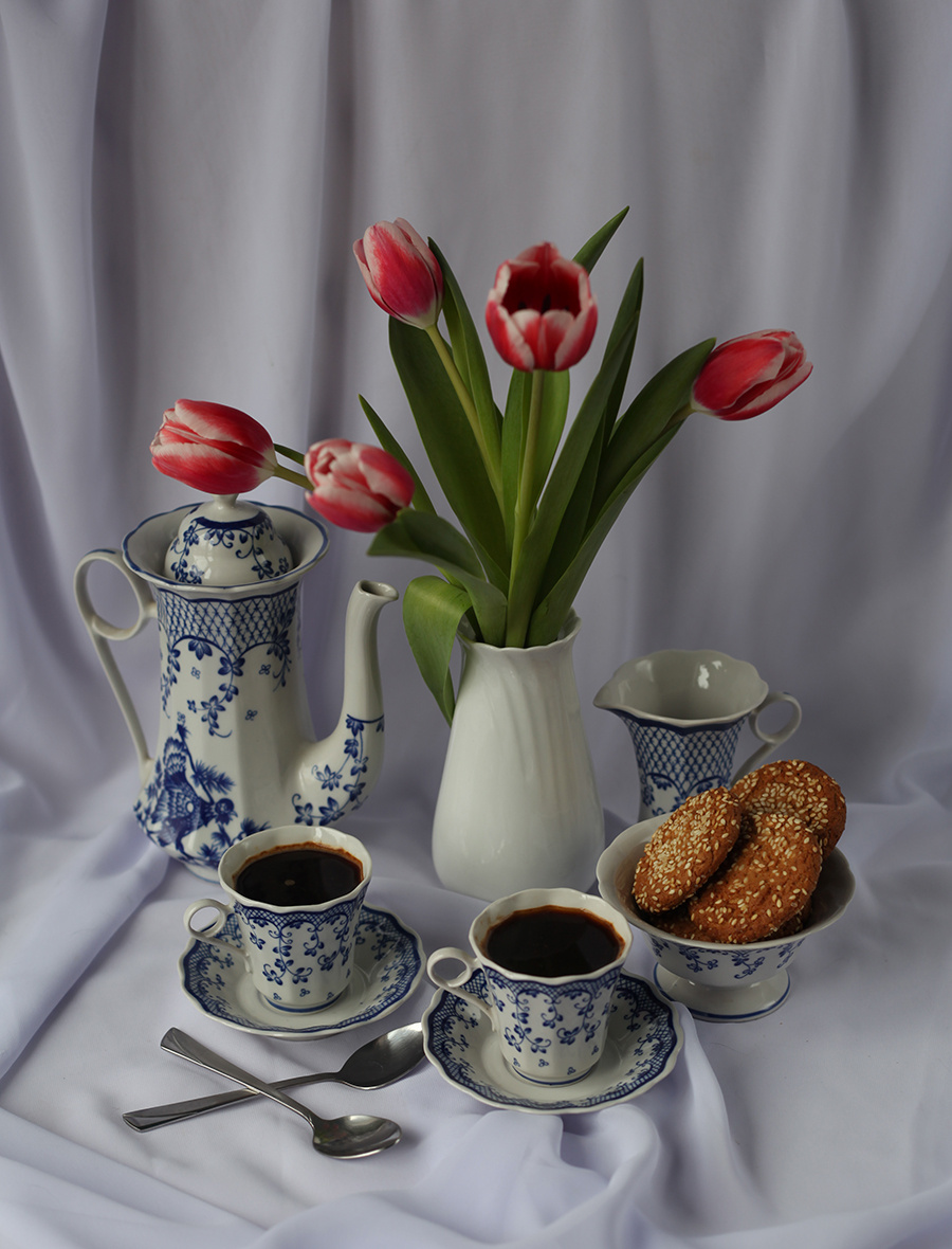 Coffeetime. натюрморт цветы тюльпаны букет чай посуда кофе