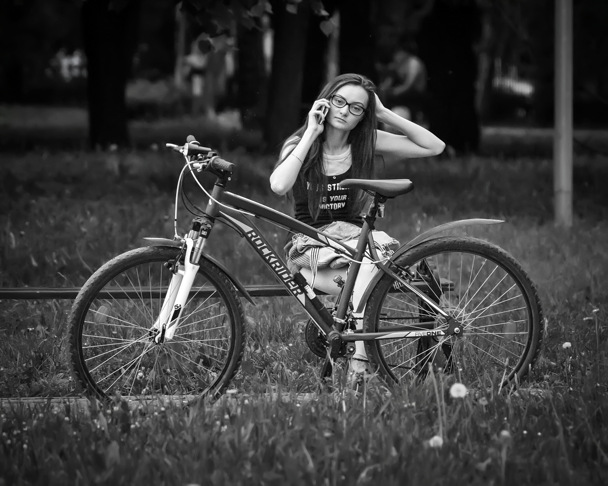 Девушка, телефон и велосипед... парк девушка