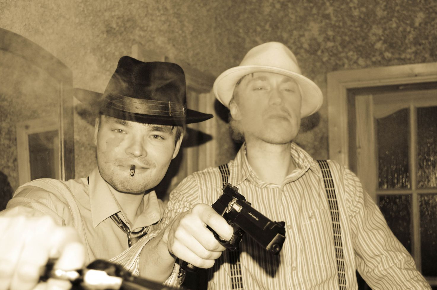 Gangstas крутые парни, разборка, пушки, шляпы, дым