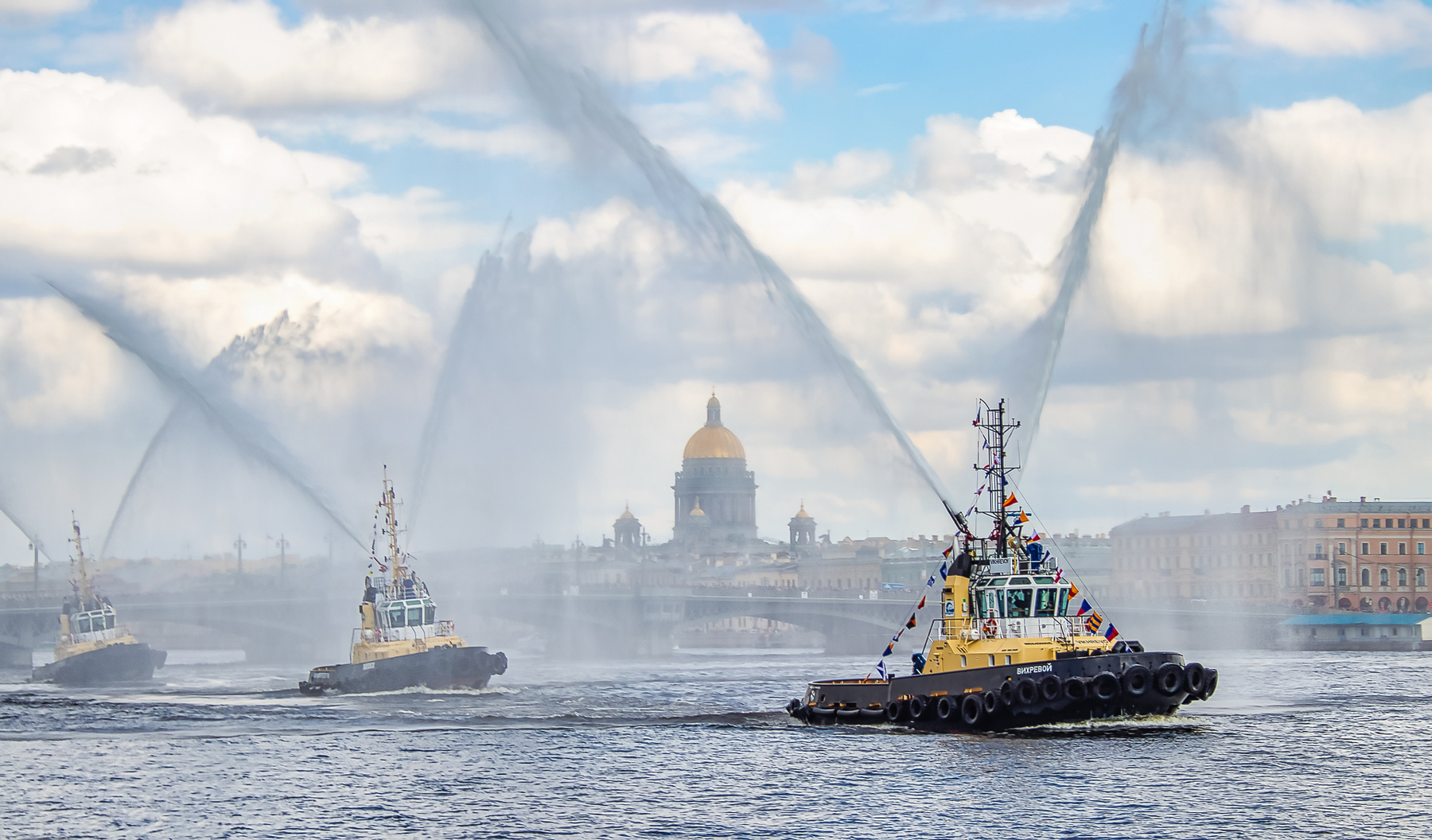 Первомайская традиция - вальс буксиров на Неве 