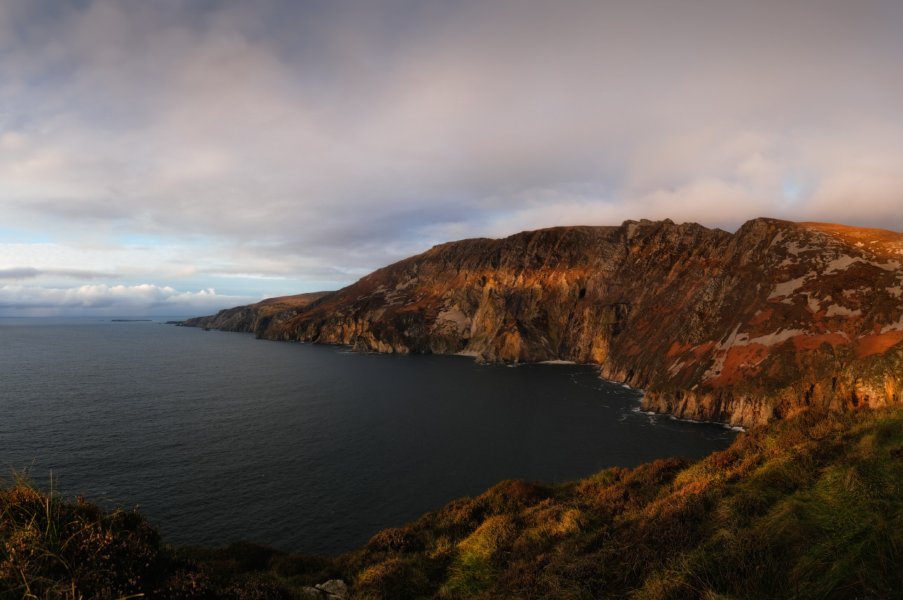 ...in all glory... ireland nature outdoors scenic seascape seaside shore shoreline coastal wild atlantic way ocean irish coast slieve league carrick donegal rocks cliffs mountains mountainscape dusk sunset picturesque amazing spectacular europe