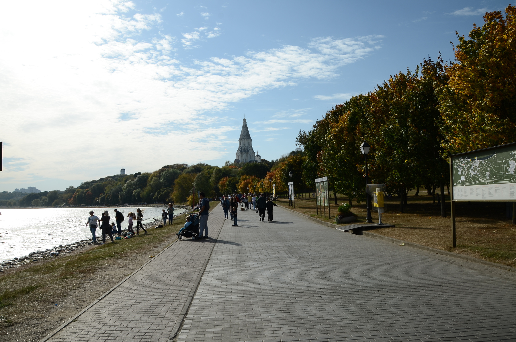Коломенский парк. Набережная Коломенский парк архитектура облака вода