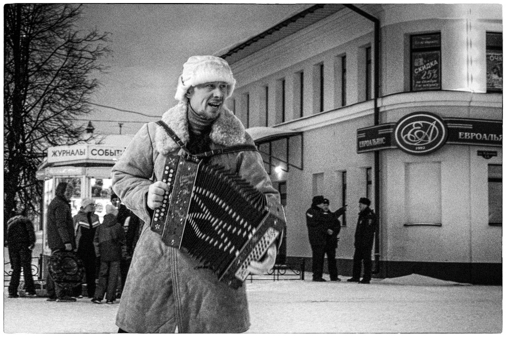От чего гармонь поёт... 