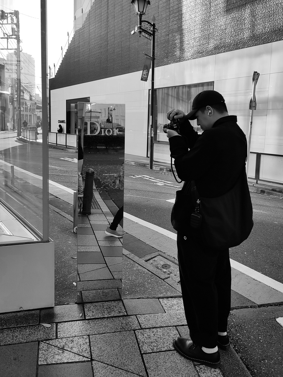 Поймать ракурс город улица Omotesando фотограф зеркало отражениe Tокио