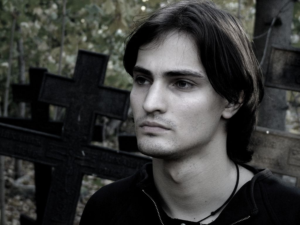 Портрет на кладбище кладбище, кресты, человек