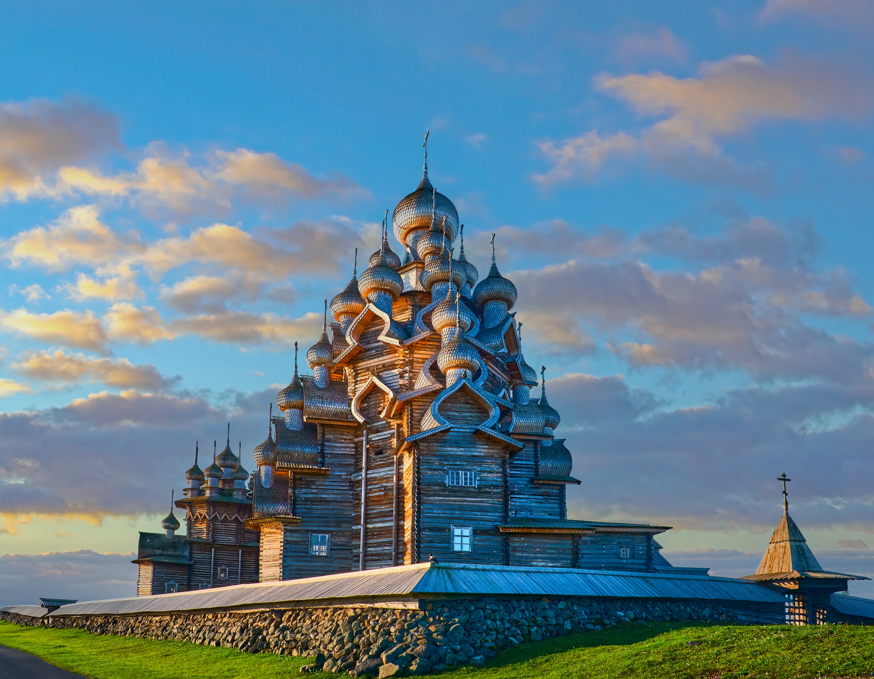 *** Это архитектурное чудо не нуждается в представлении. Кижи. 