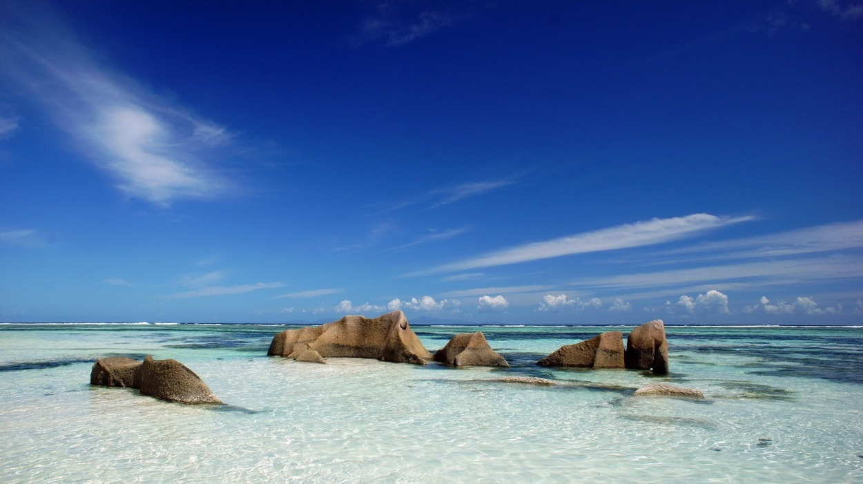 Seychelles, La Digue, Anse Source d'Argent пляж океан море вода скалы Сейшелы Сейшельские острова остров облака пейзаж лето 