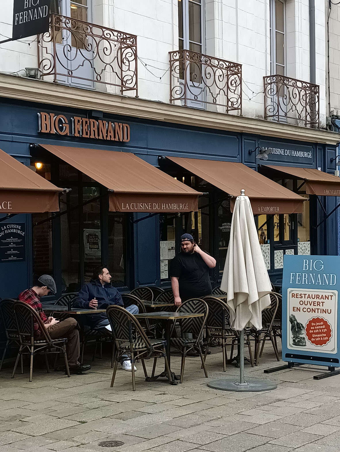Большой Фернан Ренн Rennes Бретань Bretagne ресторан парень