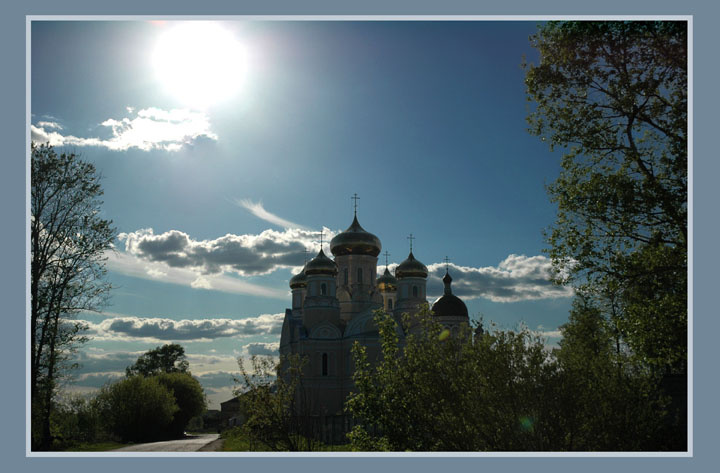 Вдоль дороги возвышаясь 