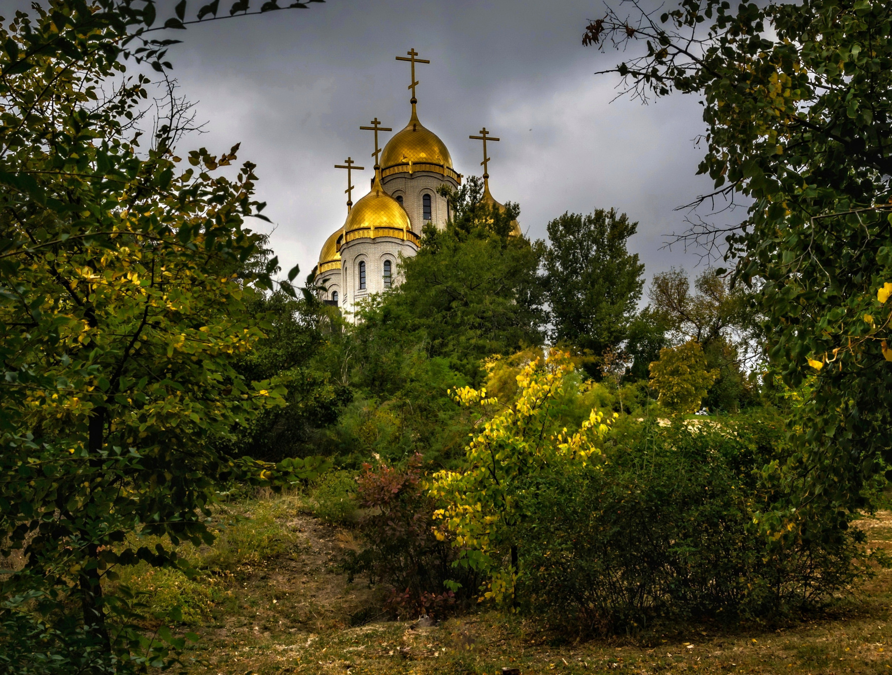 Затерянный храм. заросли храм тучи осень