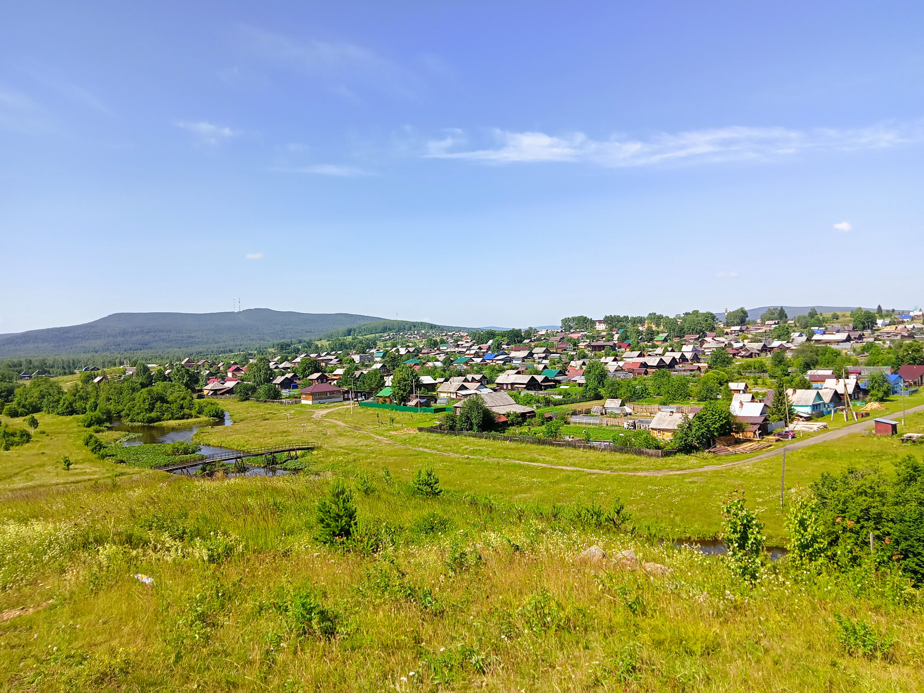 вид с Воробьёвой горки. пос. Баранчинский и Синяя гора. 