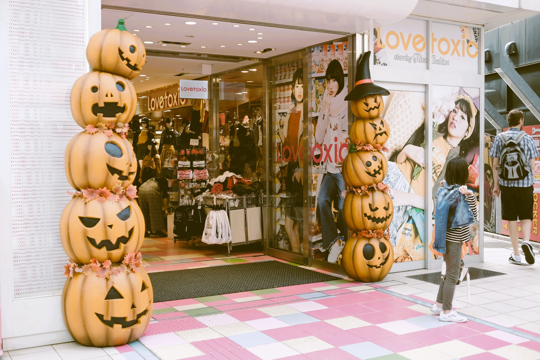 Любовьтоксичная Город Токио улица магазин Lovetoxic декорация Hаlloween тыквы люди прохожие октябрь осень Япония