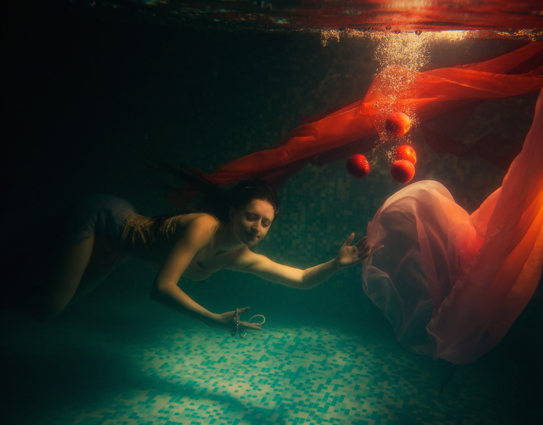 первый опыт подводной съемки в Новосибирске под водой, бассейн, девушка, яблоки, ткани, фотограф Михаил Решетников, mrwed.ru