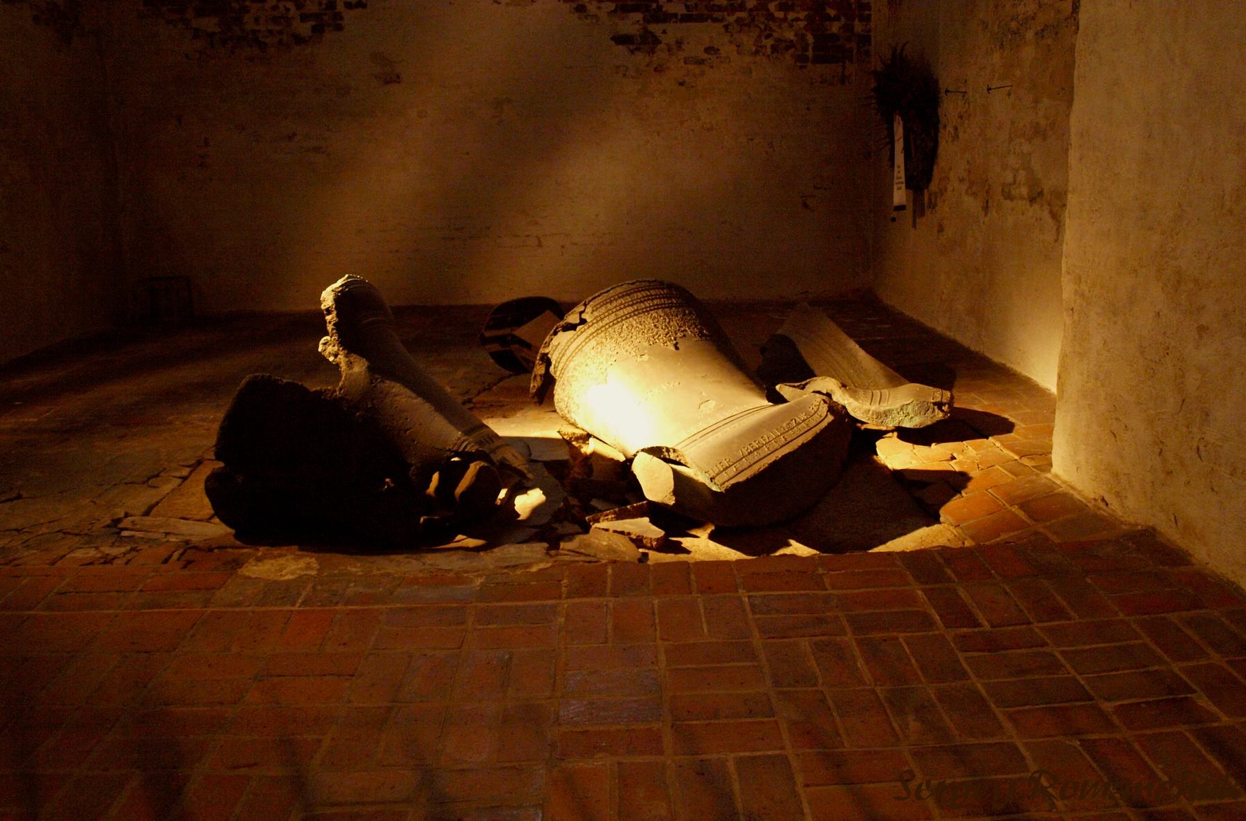 Павший колокол bell church europe exhibit fallen fragments germany luebeck германия европа колокол любек обломки церковь экспонат