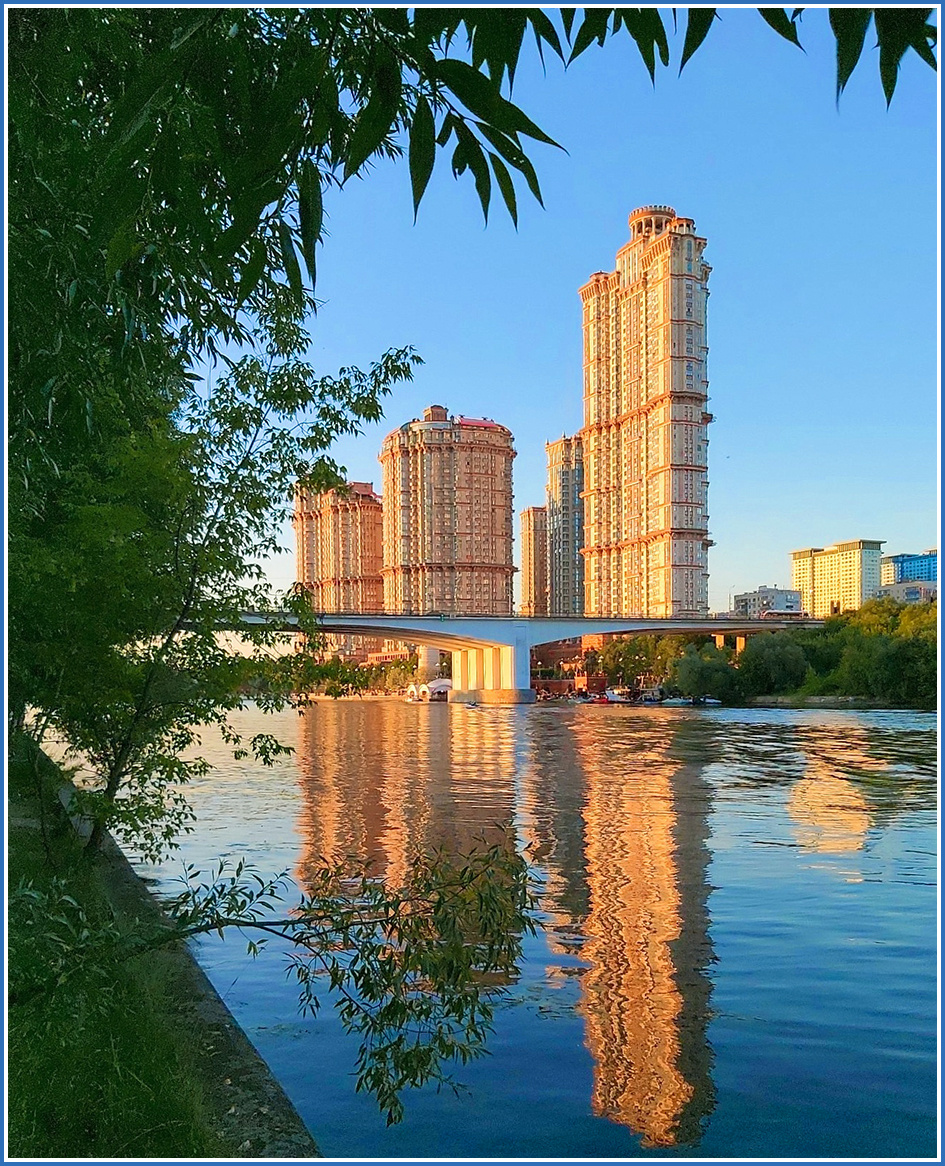 Речные узоры Москва река мост набережная дом