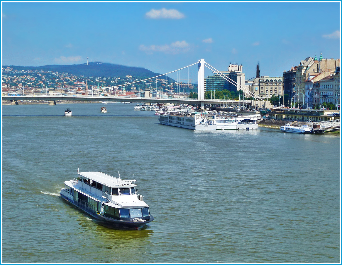 Городские хроники в кадре [2] Венгрия Будапешт Budapest река Дунай Danube Duna набережная теплоход мост
