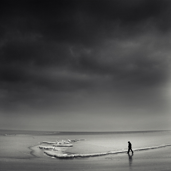 Sometimes I Need Solitude квадрат человек одиночество зима холод лед пространство