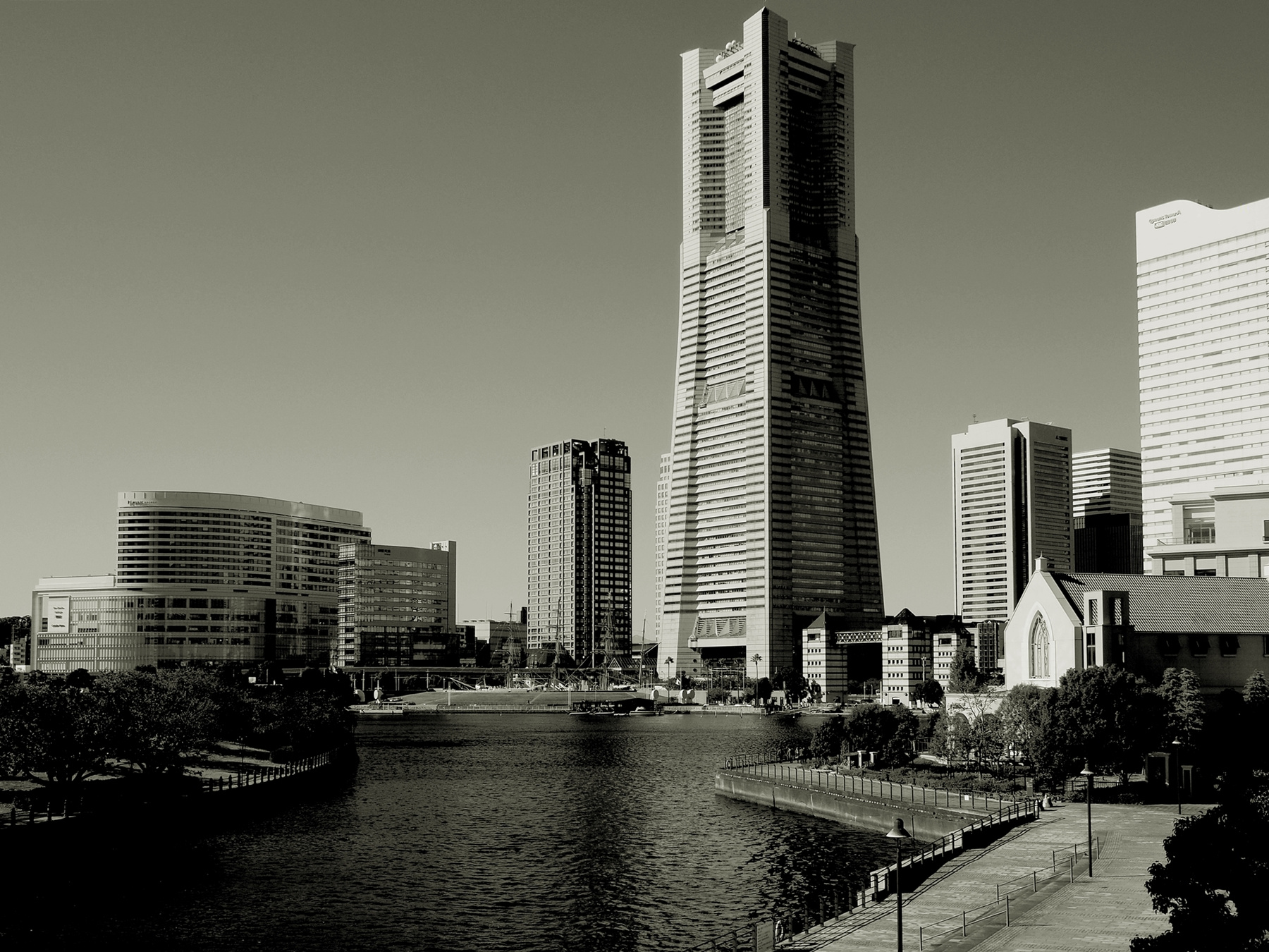 Иокогама небоскрёб Yokohama Landmark Tower Небоскрёб Иокогама Япония город архитектура канал ч б прогулка
