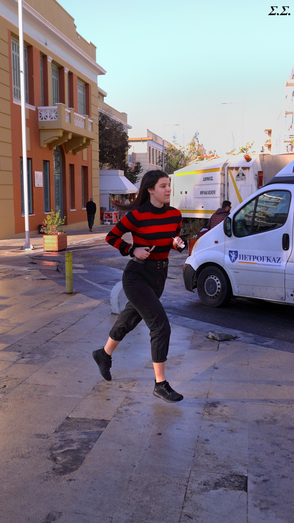 BRUNETTE RUNNER 