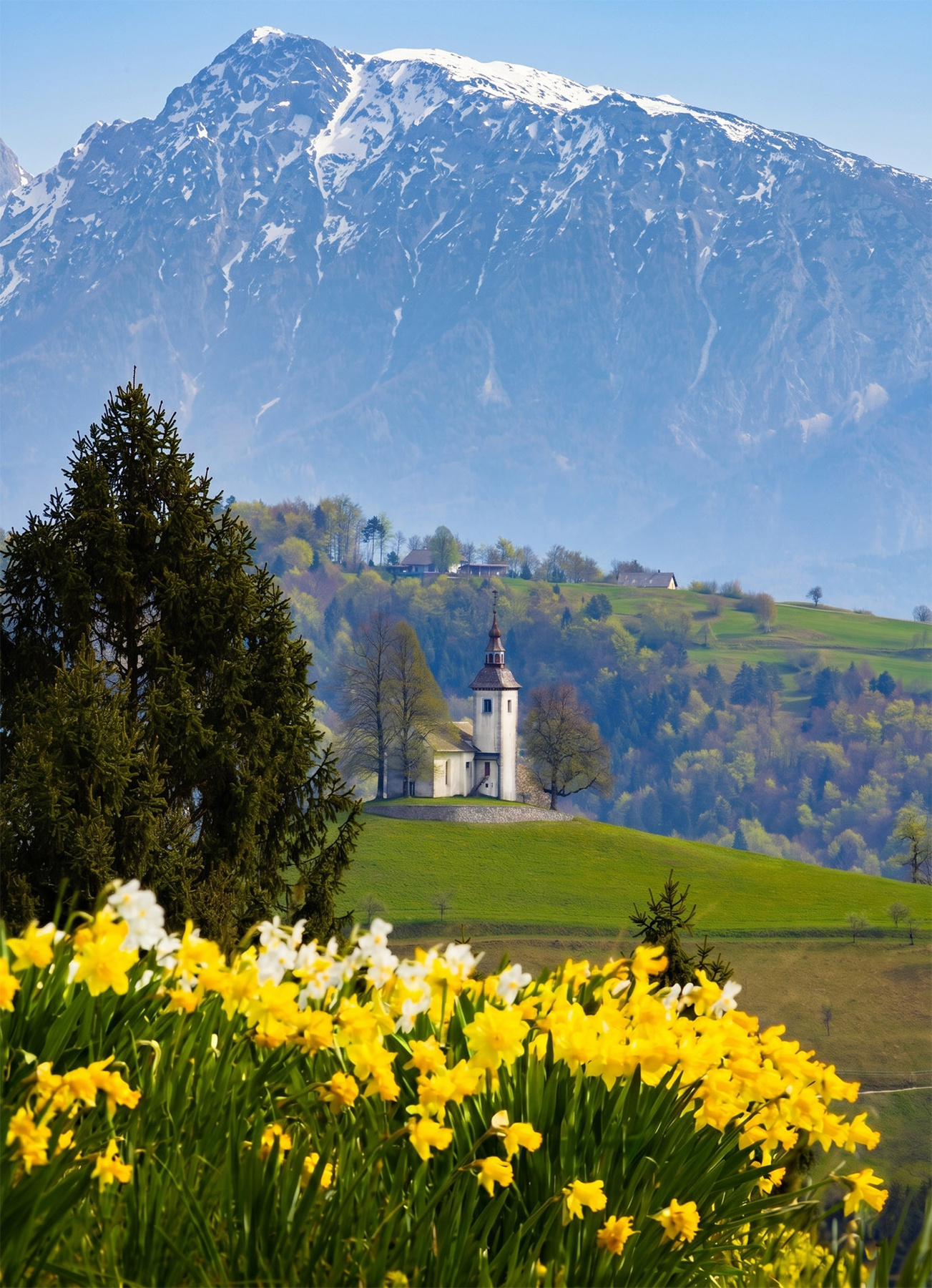 Альпийский пейзаж словения шкофья-лока альпы пейзаж церковь slovenia alps skofjalika church