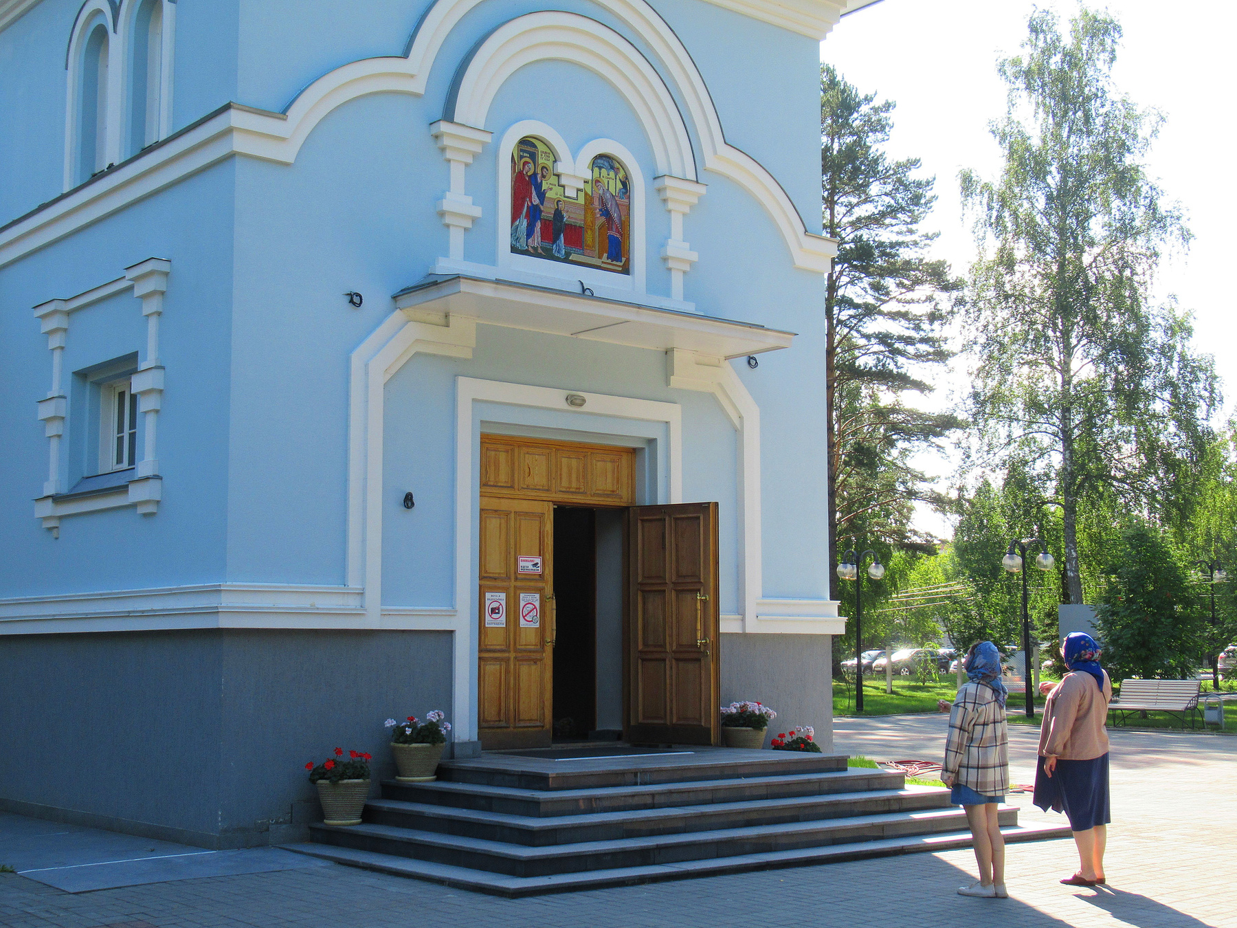 Перед входом в храм храмы церкви соборы лето люди